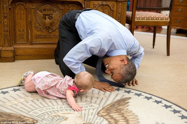 Theo yêu cầu của Tổng thống Obama, Phó Cố vân An ninh Quốc gia Ben Rhodes đã mang con gái của mình, Ella, đến để gặp mặt Tổng thống. Tổng thống Obama sau đó đã chơi đùa với Ella trong phòng làm việc của mình.