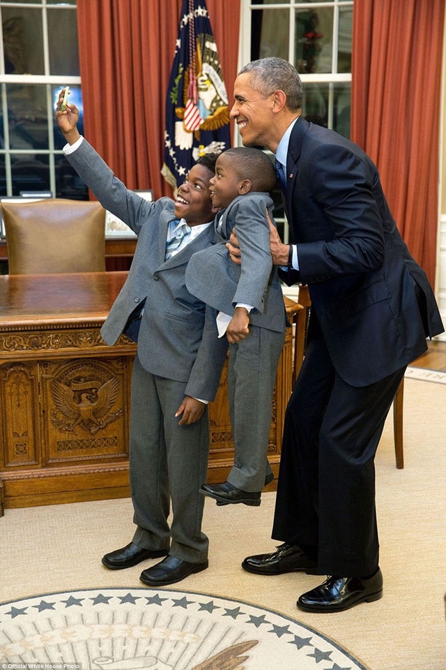 Tổng thống Obama cậu bé 4 tuổi James Haynes để cùng chụp ảnh selfie với anh trai Jacob Haynes, 11 tuổi.