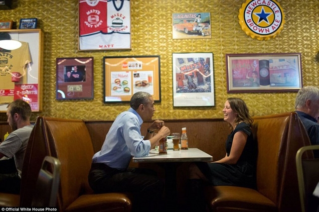 Tổng thống Obama ăn trưa với Rebekah Erler, 36 tuổi, là là mẹ của 2 cậu bé sắp đến tuổi đi học, người đã viết cho Tổng thống Obama một bức thư về những khó khăn kinh tế mà cô đang gặp phải.