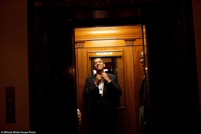 Tổng thống Obama chuẩn bị trang phục cho lễ nhậm chức sắp diễn ra vào năm 2009.