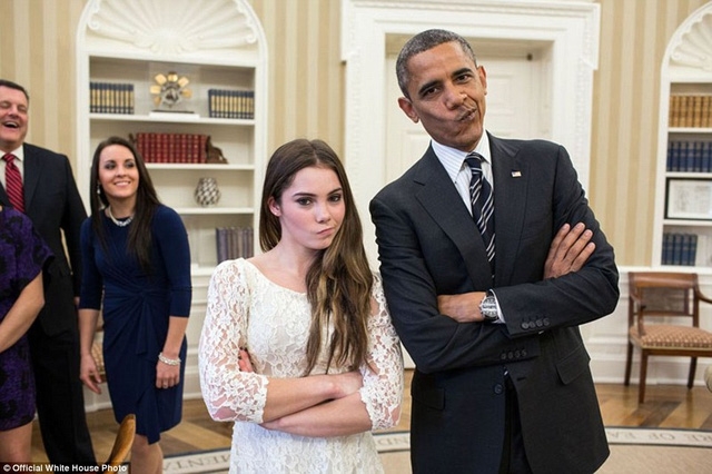 Tổng thống Obama gặp gỡ và cùng tái hiện lại gương mặt biểu cảm của vận động viên thể dục dụng cụ McKayla Maroney, người đã trở nên nổi tiếng với cái nhăn mặt khi đối thủ nhận huy chương trong kỳ Olympic 2012.