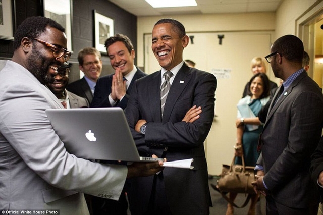 Tổng thống Obama trong một lần chuẩn bị lên truyền hình tại Trường Đại học North Carolina.