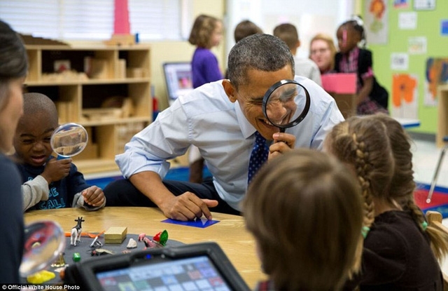 Tổng thống Obama thích thú tham gia một lớp học với trẻ em trong chuyến thăm một lớp mẫu giáo tại bang Georgia.
