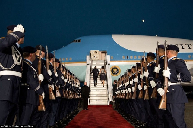 Tổng thống Obama và vợ bước chân lên chiếc Không lực một sau khi kết thúc chuyến thăm Đức vào năm 2013.