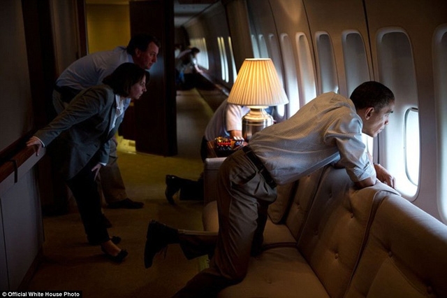 Tổng thống Obama và các nhân viên của Nhà Trắng đang nhìn ra bên ngoài cửa sổ của chiếc Không lực một để quan sát những thiệt hại do bão gây ra tại bang Oklahoma. Sau khi hạ cánh xuống sân bay không quân, Tổng thống Obama đã đi bộ vào những khu vực thiệt hại để gặp gỡ những người dân nơi đây.