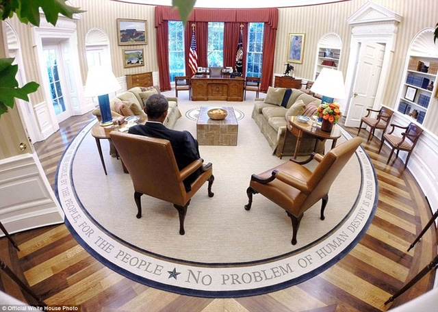 Tổng thống Obama đang đọc một tài liệu chuẩn bị cho cuộc họp.