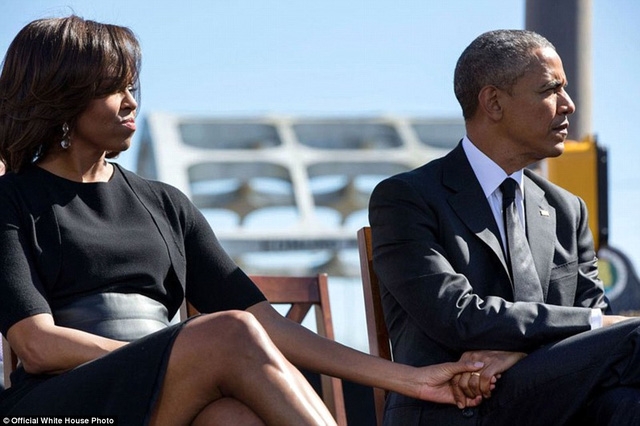 Tổng thống Obama và vợ nắm tay nhau khi cùng tham gia một sự kiện.