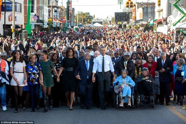Gia đình Tổng thống Obama cùng đi bộ để tham gia một cuộc tuần hành.