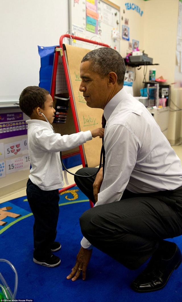 Tổng thống Obama ghé thăm một lớp học tại thủ đô Washington D.C và khi nhìn thấy một cậu bé trong vai bác sĩ, Tổng thống đã yêu cầu cậu bé kiểm tra nhịp tim của mình.