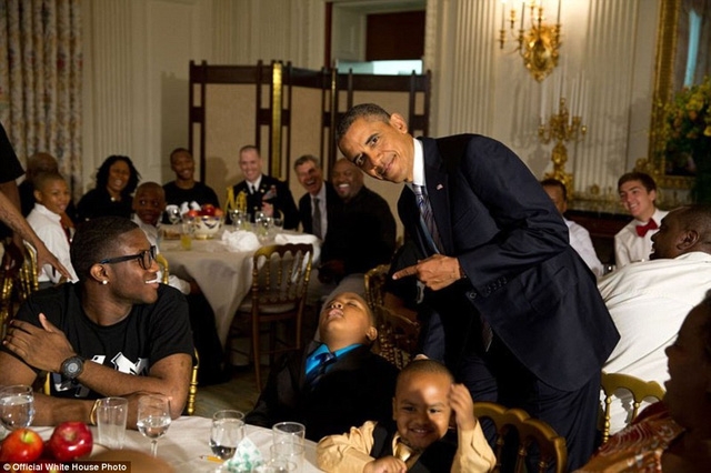 Tổng thống Obama với một cậu bé ngủ gật trong một sự kiện diễn ra trong phòng ăn của Nhà Trắng.