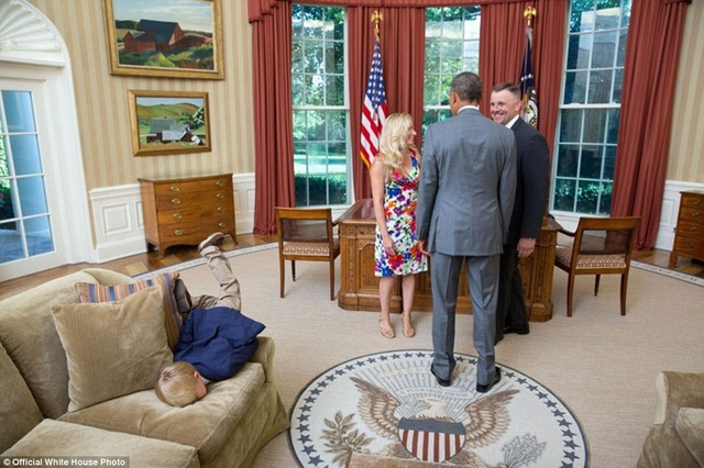 Tổng thống Obama đón tiếp vợ và con trai của một nhân viên đặc vụ ghé thăm nơi làm việc của mình.