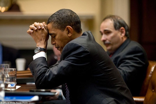 Khoảnh khắc suy tư của Tổng thống Obama, trong khi cố vấn cao cấp David Axelrod ngồi kế bên đang chăm chú lắng nghe trong một cuộc họp bàn về thay đổi khí hậu diễn ra tại Nhà Trắng.
