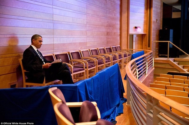 Tổng thống Obama đang chuẩn bị cho bài phát biểu của mình trong một lần ghé thăm bang Maryland.