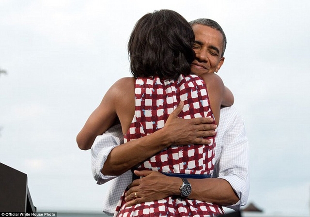 Tổng thống Obama ôm vợ mình sau khi được bà giới thiệu trong một chiến dịch tranh cử cho nhiệm kỳ 2 vào năm 2012.
