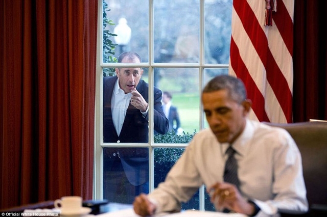 Diễn viên hài Jerry Seinfeld gõ cửa sổ Phòng bầu dục, nơi Tổng thống Obama đang làm việc bên trong.