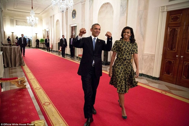 Tổng thống Obama đang làm động tác đạp xe đạp để tái hiện lại một cảnh nổi tiếng trong bộ phim E.T The Extra-Terrestrial của đạo diễn Steven Spielberg.