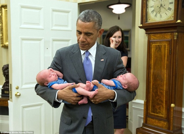 Tổng thống Obama bế 2 anh em sinh đôi của Katie Beirne Fallon, Giám đốc Ủy ban Lập pháp, ít tháng sau khi chúng được chào đời.
