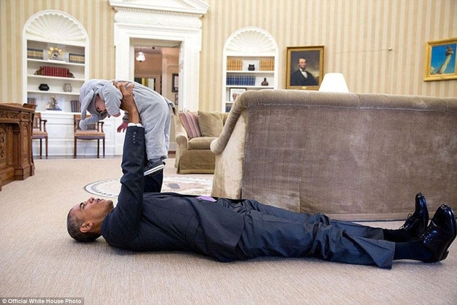 Một lần nữa Tổng thống Obama lại chơi đùa với cô bé Ella Rhodes (đã xuất hiện ở bức ảnh phía trên), con gái của Phó Cố vấn An ninh Quốc gia Ben Rhodes. Cô bé Ella được mặc trang phục chú voi con trong sự kiện hóa trang Halloween tại Nhà Trắng.