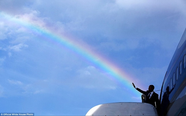 Một khoảnh khắc trùng hợp khá thú vị khi Tổng thống Obama vẫn tay chào khi bước lên chiếc Không lực Một, trùng với thời điểm cầu vồng xuất hiện.