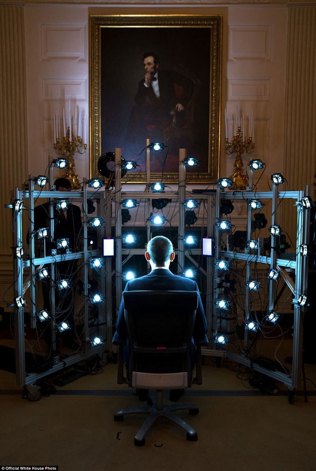 Tổng thống Obama ngồi trước hệ thống chụp ảnh chân dung 3D, với rất nhiều camera và đèn chiếu sáng để cho ra bức ảnh chân dung 3D độc đáo.