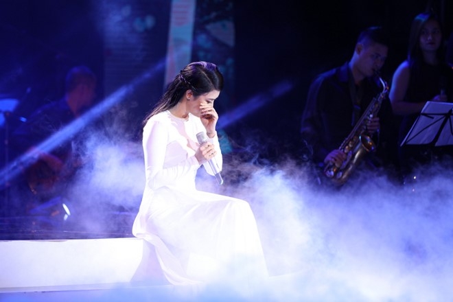Thu Phuong hat ve 30 nam da qua trong nuoc mat hinh anh 1