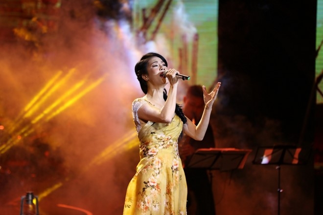 Thu Phuong hat ve 30 nam da qua trong nuoc mat hinh anh 2