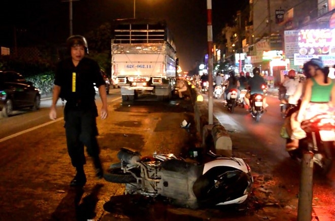Doi trai gai thuong vong sau va cham voi xe tai o Sai Gon hinh anh 1