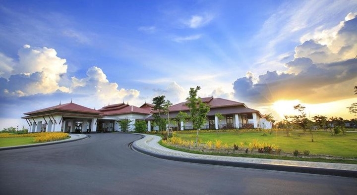 ĐTVN: Ở khách sạn hạng sang vẫn mang theo mì tôm “chống đói”
