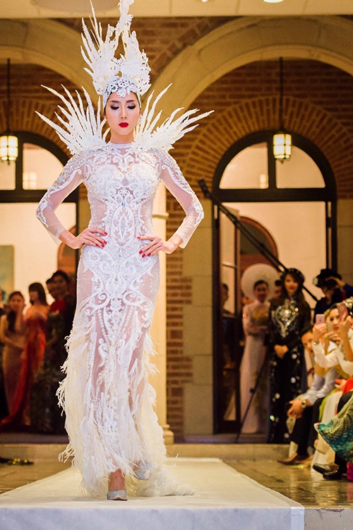 Ngọc Quyên diện váy xuyên thấu, catwalk ở Mỹ