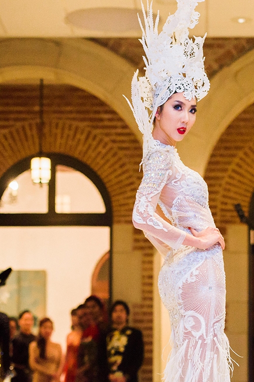 Ngọc Quyên diện váy xuyên thấu, catwalk ở Mỹ