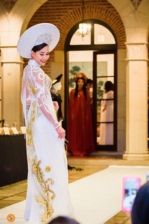 Ngọc Quyên diện váy xuyên thấu, catwalk ở Mỹ