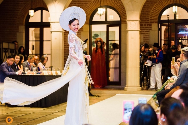 Ngọc Quyên diện váy xuyên thấu, catwalk ở Mỹ