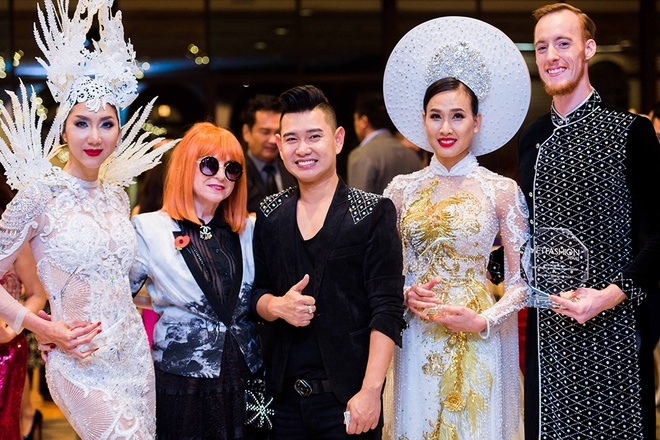 Ngọc Quyên diện váy xuyên thấu, catwalk ở Mỹ