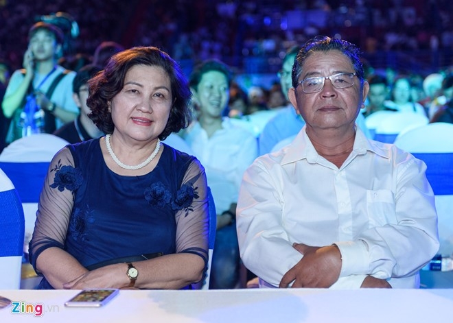 Sao Viet gian di den xem live show Noo Phuoc Thinh hinh anh 2
