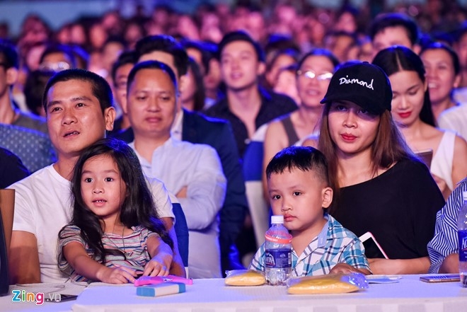 Sao Viet gian di den xem live show Noo Phuoc Thinh hinh anh 3