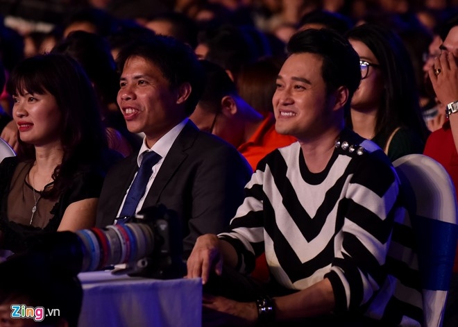 Sao Viet gian di den xem live show Noo Phuoc Thinh hinh anh 5