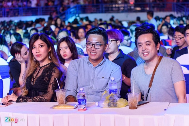 Sao Viet gian di den xem live show Noo Phuoc Thinh hinh anh 6