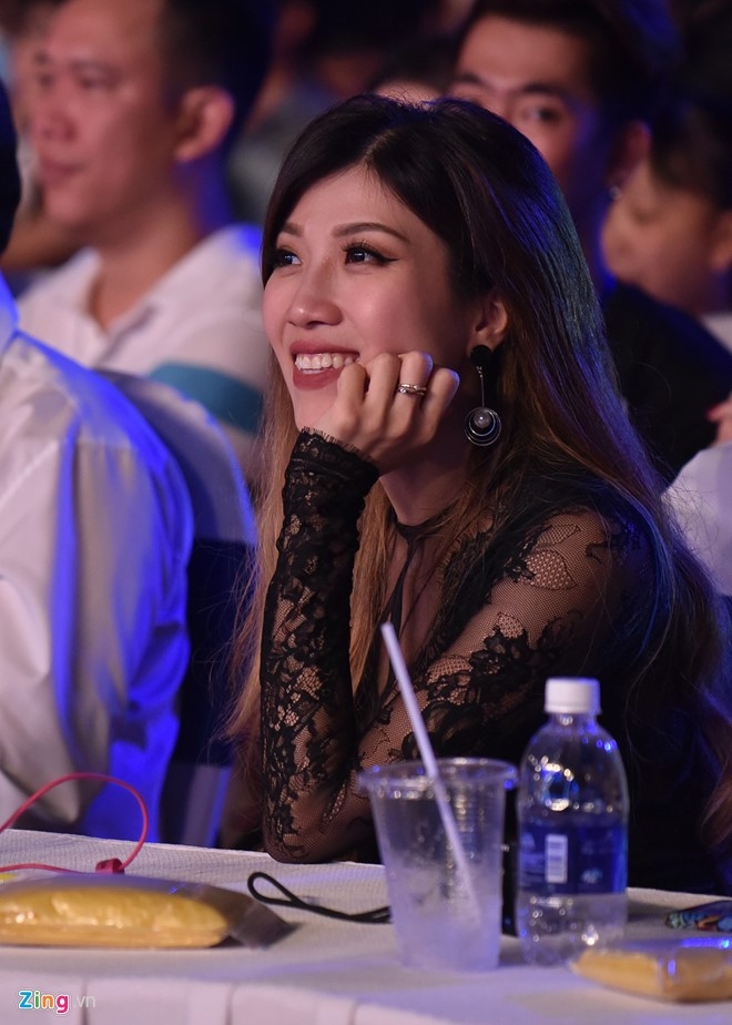 Sao Viet gian di den xem live show Noo Phuoc Thinh hinh anh 7