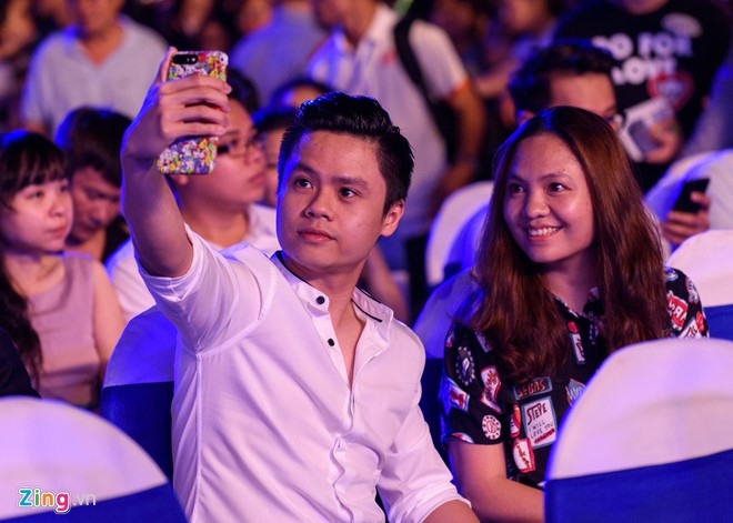 Sao Viet gian di den xem live show Noo Phuoc Thinh hinh anh 9