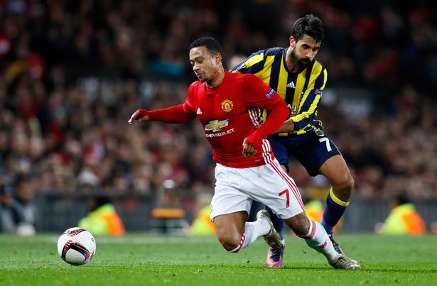 Depay từng được kỳ vọng lớn khi chuyển tới M.U nhưng cầu thủ này chỉ mang tới nỗi thất vọng. Sau khi mất vị trí chính thức dưới thời Van Gaal, Depay không được trọng dụng dưới thời Mourinho. Hiện tại, CLB Everton đang tha thiết muốn có sự phục vụ của cầu thủ này. Việc rời MU theo hợp đồng cho mượn không phải là giải pháp tồi với tiền vệ người Hà Lan.