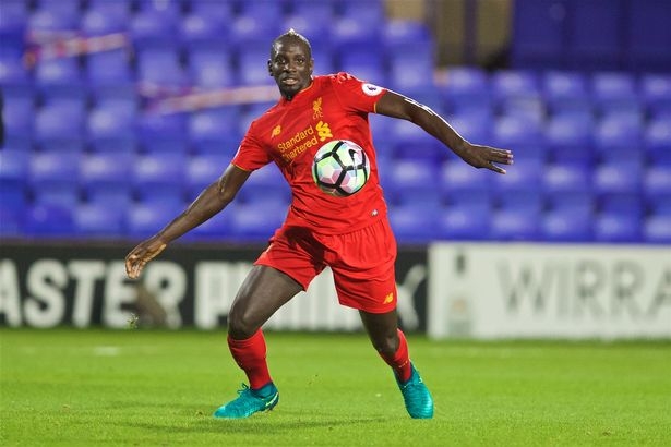 Mối quan hệ giữa Sakho với HLV Jurgen Klopp không tốt. Từ đầu mùa, cầu thủ này vẫn chưa ra sân một phút nào cho Liverpool. Hiện tại, nhiều CLB Premier League đã đánh tiếng muốn mượn lại trung vệ người Pháp.