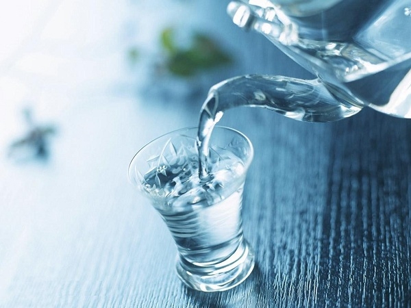 Để tối đa lợi ích của việc uống nước buổi sáng, hãy nhớ Uống một cốc nước lớn ngay sau khi vừa thức dậy, trước khi vệ sinh cá nhân và ăn sáng.