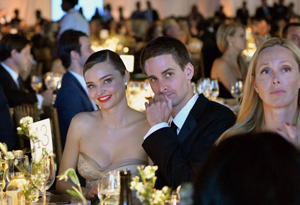 miranda-kerr-quyen-ru-ben-bo-ty-phu-trong-dem-tu-thien-2