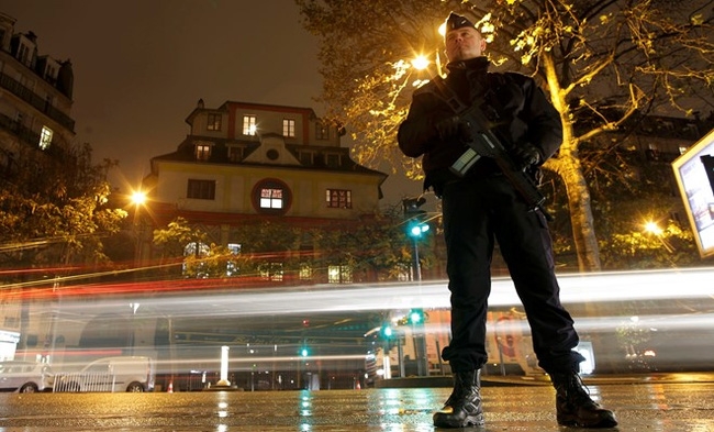 Một năm sau khủng bố Paris, nỗi đau vẫn còn hiển hiện - Ảnh 9.