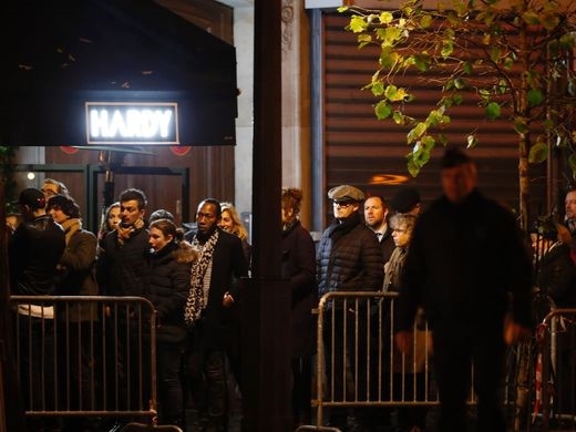 Một năm sau khủng bố Paris, nỗi đau vẫn còn hiển hiện - Ảnh 10.