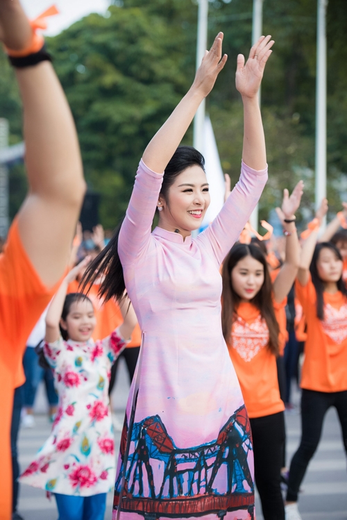 ngoc-han-mc-phan-anh-bat-khoc-vi-mon-qua-bat-ngo-1