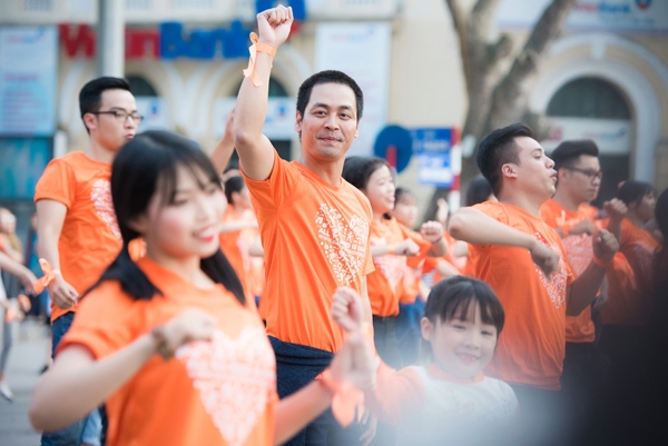 ngoc-han-mc-phan-anh-bat-khoc-vi-mon-qua-bat-ngo-2
