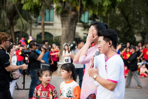 ngoc-han-mc-phan-anh-bat-khoc-vi-mon-qua-bat-ngo-5