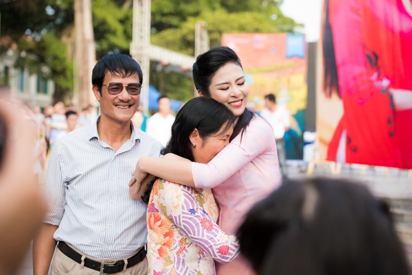 ngoc-han-mc-phan-anh-bat-khoc-vi-mon-qua-bat-ngo-6