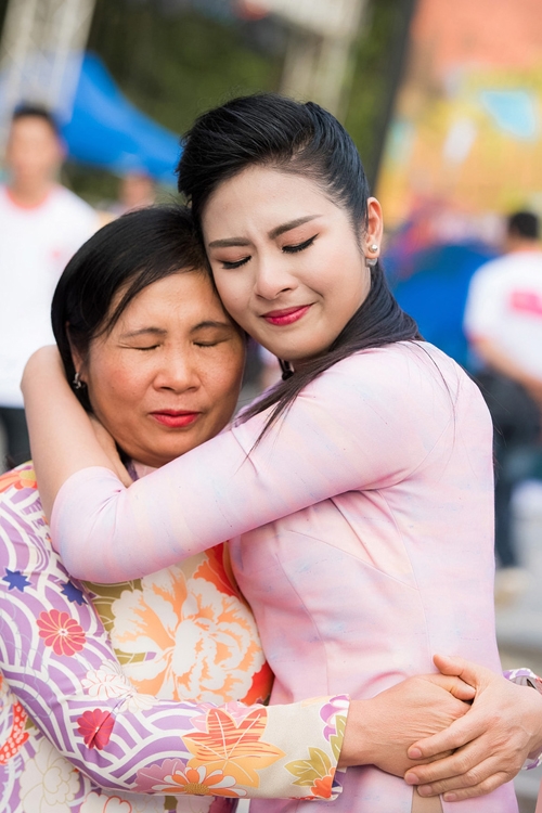 ngoc-han-mc-phan-anh-bat-khoc-vi-mon-qua-bat-ngo-7